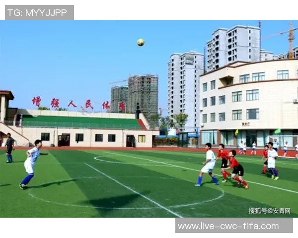 某市足球比赛精彩纷呈各队争夺冠军展现青春风采与团队精神